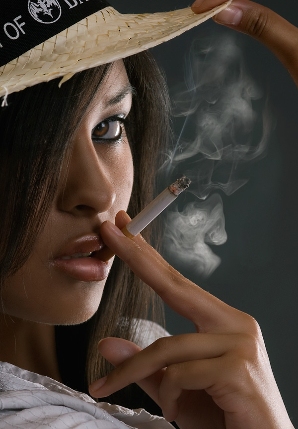 Сашка Вон курит сигаретку и дрочит киску в надежде кончить 